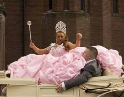Gli abiti che hanno scelto per le loro nozze sono esagerati, folli, alcuni decisamente volgari, tutto il contrario di quello che ci il momento dell'ingresso in chiesa della sposa ha un che di magico. Abiti Da Sposa Brutti