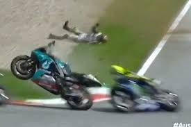 Check out all of the views from the horrific premier class crash at turn 3 in austria.#austriangpvisit the official website. Motogp Gesto Di Vinales Nel Gp Austria Lascia Il Manubrio Per Proteggersi Dalla Moto Di Zarco