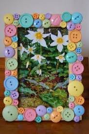 Aquí os traigo un video rapidito y con el paso a paso a modo de inspiración, para que veáis como decoro yo los marquitos que luego utilizo en proyecto. 15 Ideas De P Portarretraro En Piedras Marcos De Cuadros Portaretratos Decorados Manualidades