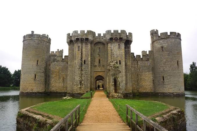Great English Castles: The Majesty of Bodiam Castle - A Romantic Ruin