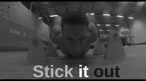 Wenn das nicht ist, solltest du besser nicht zuhause üben, sondern in einen park, auf einen spielplatz oder irgendwohin gehen, wo ein weicher untergrund ist. Flick Flack In 6 Schritten Lernen Fur Anfanger Tutorial Youtube