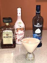 Strawberries And Cream Baileys Nuts And Berries Martini 2 1 2oz Strawberries And Cream Baileys 1 Berry Drinks Christmas Drinks Recipes Alcohol Drink Recipes