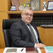 Ευάγγελος καρακάσης, από τη μεθώνη, ο οποίος είναι γεωπόνος, μελισσοκόμος και ερευνητής, απόφοιτος του αριστοτελείου πανεπιστημίου θεσσαλονίκης. Sto Pleyro Toy Prytanh Toy Ap8 224 Panepisthmiakoi Stekomaste Apenanti Ellada Eidhseis