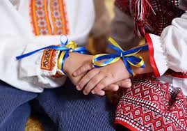 Вперше день вишиванки запропонувала відзначати одна студентка чернівецього університету, надихнувшись прикладом свого друга, який постійно носив вишиту сорочку в повсякденному вбранні. Den Vishivanki Vidznachayut Sogodni V Ukrayini Novini Na Unn 16 Travnya 2019 08 30