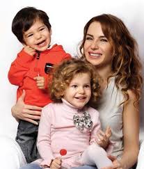 1992 tarihinde şirzat bilallar ile evlenmiştir 1995 tarihinde ise ayrılmışlardır.1996 tarihinde ise. Reha Muhtar Ile Deniz Ugur Un Ikizleri Poyraz Ve Mina Kocaman Oldu Ikizler Kime Benziyor Galeri Takvim