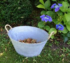 Unser team hat im genauen zink badewanne vergleich uns jene empfehlenswertesten artikel angeschaut und die nötigen eigenschaften aufgelistet. Zinkwanne Romantische Waschwanne Aus Zink Badewanne F Bauerngarten Brunnen Speier Garten