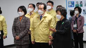 여권 유력 대선주자인 이재명 경기지사와 정세균 전 국무총리가 러시아산 코로나19 백신 '스푸트니크v' 도입 문제를 놓고 격돌했다. ì •ì„¸ê·  êµ­ë¬´ì´ë¦¬ ëŒ€í•œê°„í˜¸í˜'íšŒ ë°©ë¬¸ ë³'ì›ì‹ ë¬¸
