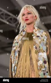 Stephanie mode -Fotos und -Bildmaterial in hoher Auflösung