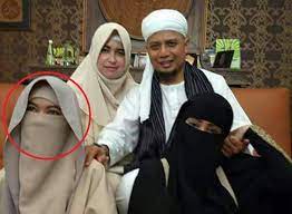 Suami dan istri adalah dua insan yang saling mengikatkan diri. Sosok Istri Ketiga Mendiang Ustaz Arifin Ilham Jadi Sorotan Digadang Gadang Bukan Orang Sembarangan Ini Profesinya Semua Halaman Grid Hot