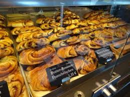 Die Fertigen Franzbrotchen In Der Auslage Der Backerei Franzbrotchen Backerei Auslage Lebensmittel Essen