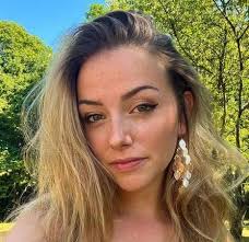 Shauna Dewitt's Instagram, Twitter & Facebook