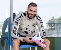 Cora gauthier is the wife of famous french footballer karim benzema. 370 4 Mil Curtidas 1 973 Comentarios Karim Benzema Karimbenzema No Instagram 9 Real Madrid Instagram
