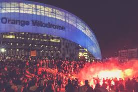 Vélodrome, stade vélodrome, sân vận động velodrome (vi); Fans Vor Dem Stade Velodrome Marseille Flutlichtfieber