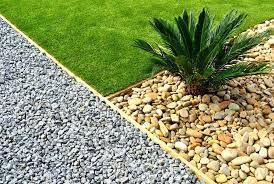 Un hamac est tendu entre 2 bouleaux. Amenager Le Jardin Avec Du Gravier Ou Des Cailloux Jardiner Malin