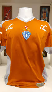 Com gola colarinho, mangas curtas, modelagem camisa extra longa, amarração na cintura. Camisa Paysandu Finta Treino Memorias Do Esporte