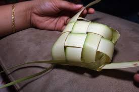 Didihkan air kira sampai ketupat terendam, lalu masukan ketupat masak 5 menit lalu matikan, diamkan selama 30 menit kemudian nyalakan kembali 7 menit matikan lagi. Ketupat Metode 5 30 7 3 Cara Membuat Ketupat Lebaran Lembut Dan Tidak Cepat Basi Ini Resepnya Immhatta