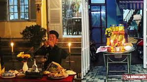 Ngoài việc cúng giao thừa trong nhà , mỗi gia đình thường chuẩn bị thêm mâm cúng giao thừa ngoài trời để cúng chào đón các vị quan hành khiển và phán quan năm mới. Cung Giao Thá»«a Ngoai Trá»i Quay HÆ°á»›ng Nao La Ä'ung Nháº¥t