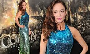 Rose mcgowan's former training as a ballerina helped her sorceress character in the new conan the barbarian movie perform her own deadly dance. Rose Mcgowan At Conan The Barbarian Film Premiere I Was Brought Up By Drag Queens Daily Mail Online