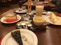 Die berliner kaffeeszene ist die mit abstand größte in deutschland. Kostlicher Kaffee Kuchen Torten Picture Of Berliner Kaffeerosterei Berlin Tripadvisor
