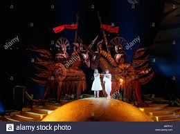 Die damen geben tamino eine zauberflöte und papageno ein magisches glockenspiel. Gisela Stille Als Pamina Und Rainer Trost Als Tamino Die Zauberflote Von Wolfgang Amadeus Mozart Opernauffuhrung Auf Der Stockfotografie Alamy