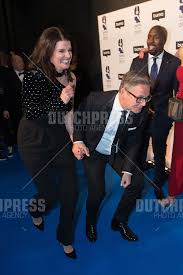 Wikipedia is een online encyclopedie die ernaar streeft inhoud te bieden die vrij herbruikbaar, objectief en verifieerbaar is. Guus Meeuwis Met Partner Manon Meijers Dsc4829 Jpg Dutch Press Photo Agency