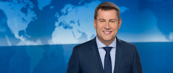 Sein nachfolger jens riewa sei ein sehr erfahrener und professioneller sprecher. Tagesschau Jens Riewa Lost Jan Hofer Als Chefsprecher Ab Dwdl De