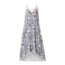 Onze blote benen krijgen opnieuw het daglicht te zien met korte jurkjes, maar ook maxi dresses zijn perfect voor een zomerse dag. 10 Zwierige Zomerjurken Van 2021