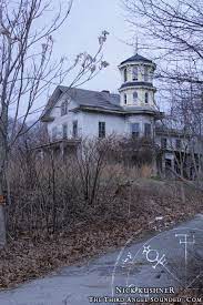 House In Old Saybrook Ct Abandoned Long Ago Previous Pinner Said My Bf Actually Went Inside A Abandoned Houses Abandoned Mansions Old Abandoned Houses