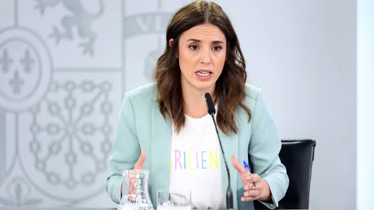 Irene Montero huye de España durante la cumbre de la OTAN para irse a  defender el aborto en EEUU