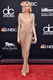 With kelly clarkson hosting, the 2018 bbmas hit the mgm grand las vegas on sunday (may 20) and saw everyone from taylor swift to shawn mendes to bts to bbma icon award winner janet jackson in attendance. Best Looks From The Billboard Music Awards 2018 Hypebae