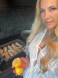 Trevlig helg från Roger och Laila! ☀️Laila kämpar på i köket, hon hjälper  sin son med uppladdningen inför morgondagens MMA-match på Strawberry Arena.  Roger hänger med vänner ute i skärgården, på självaste