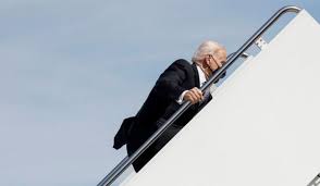 As videos of biden falling on the stairs of air force one went viral, many people commented that biden's mishap was reminiscent of actor chevy chase's portrayal of u.s. Pvvinlvf Veyrm