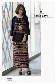 Tenun daerah songket sambas, kain tenun tersebut biasa disebut kain lunggi atau kain benang emas, di sebut demikian karena salah satu bahan yang di pergunakan adalah benang emas yang berwarna kuning emas. Pin Oleh Emem66 Emem Di Kebaya Gaya Busana Model Pakaian Inspirasi Mode