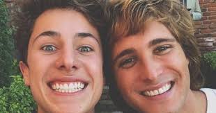 As a young man, he was interested in the basque language, which he could speak, and competed for a teaching position in the instituto de bilbao against sabino arana. Luis Miguel La Serie Acusan Al Actor Que Encarna Al Hermano De Estafador