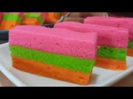 Masukkan vanila, sp, air soda, dan tepung bergantian sedikit demi sedikit sambil terus dikocok hingga adonan mengental. Resep Kue Kukus Pelangi 02 Kue Kukus