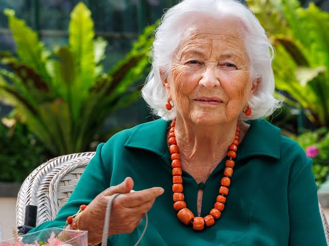 Nu haar gezondheid steeds slechter wordt: koningin Paola (85) stelt haar  levenswerk veilig bij Mathilde en Claire | Showbizz | HLN.be