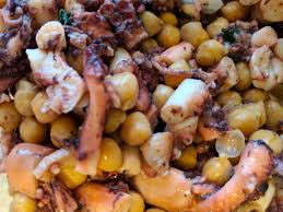 Polpo in pentola a pressione,un secondo piatto di pesce gustoso e ideale per le giornate estive. Polpo In Pentola A Pressione