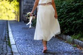 Damit die ähnlichkeit zum hochzeitskleid nicht zu groß ist, können sie es ja umfärben. Ein Schlichtes Hochzeitskleid Nahen Das Tutorial Teil 1 Bernina Blog