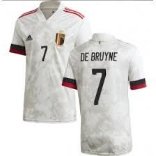 Belçika milli takımı ve oynadığı kulüp takımlarında orta saha pozisyonunda görev almaktadır. De Bruyne Trikot Trikot De Bruyne De Bruyne Kinder Trikot Trikot De Bruyne Damen