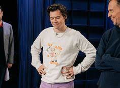 Harry Styles Has Been Wearing A Lot Of Pearls Lately Harry Styles Clothes Harry Styles Harry Styles Photos