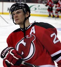 Sie sitzt locker und bietet somit optimale bewegungsfreiheit auf dem eis. Patrik Elias Wikipedia