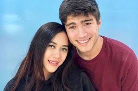 Aura kasih dan eryck amaral makin bahagia dengan kehidupan pernikahannya. Masa Lalu Eryck Amaral Terkuak Setelah Digugat Cerai Aura Kasih Ternyata Sudah Miliki Seorang Putri Cantik Sebelum Ditinggal Nikah Lagi Semua Halaman Pop Grid Id