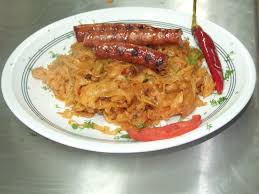 Pentru reteta de rata pe varza se poate folosi atat varza dulce, cat si murata. Varza Murata Calita La Cuptor Cu Carnati De Casa Si Ardei Iute Comida Comida Y Bebida