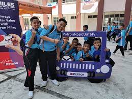 Pejalan kaki saat di jalan raya senantiasa menyeberang jalan di titik/tempat yang telah ditetapkan pejalan kaki atau zebra penyeberangan. Petron Adakan Program Keselamatan Jalan Raya Yang Pertama Dan Terbesar Di Sabah Careta