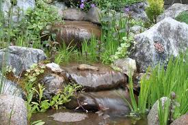 Wasserspiele verwandeln selbst den kleinsten garten in einen erholungsort, wo sie bei sanftem geplätscher und dem glitzernden spiel der tropfen ruhe und erfrischung finden. Wasserspiele Fur Den Garten Ideen Von Meister Meister