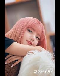 Lisa con cabello rosa regreso para una sesion de fotos 💞 . . Fotos de Lisa  para BLACKPINK THE GAME 🐥✨ — — • Admin Jeyli (@jeylidaniela ) • Sigue la  mejor