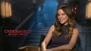 Blood wars, starring kate beckinsale, theo james, tobias menzies, lara pulver, charles dance, james faulkner, peter andersson, clementine nicholson and bradley james, was. Video Interview With Underworld S Kate Beckinsale Theo James And Anna Foerster Bloody Disgusting