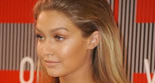 Le blond miel la plus gourmande des colorations en 21. Blond Dore Tout Savoir Sur Cette Couleur De Cheveux Lumineuse Cosmopolitan Fr