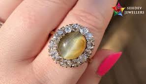 wearing cats eye gemstone ring