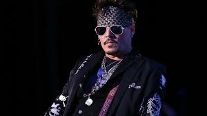 Im 17.jahrhundert sucht der pirat jack sparrow nach einem sagenumwobenen schatz in der karibik, als ihn das schicksal mit dem jungen will turner zusammenfüh. Online Petition Fans Wollen Johnny Depp In Fluch Der Karibik 6 Sehen